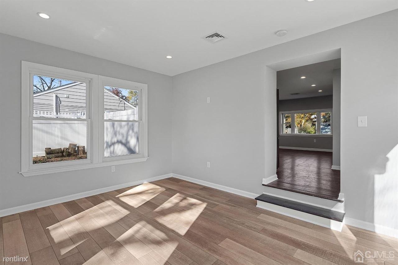 105 Snowhill St - Photo 3 of 15