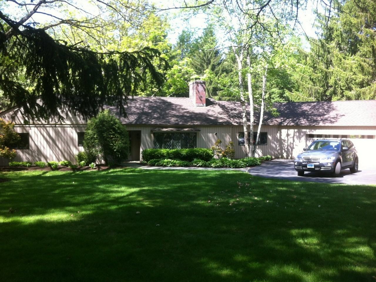 283 Woodbury Rd - Photo 2 of 29