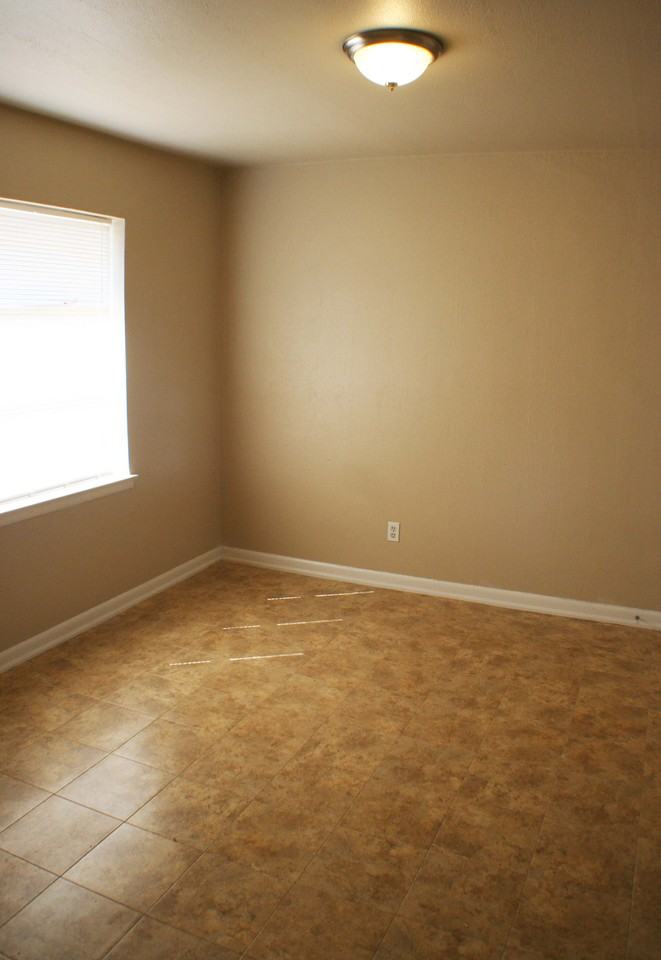 1618 Sw 3rd St - Photo 3 of 8