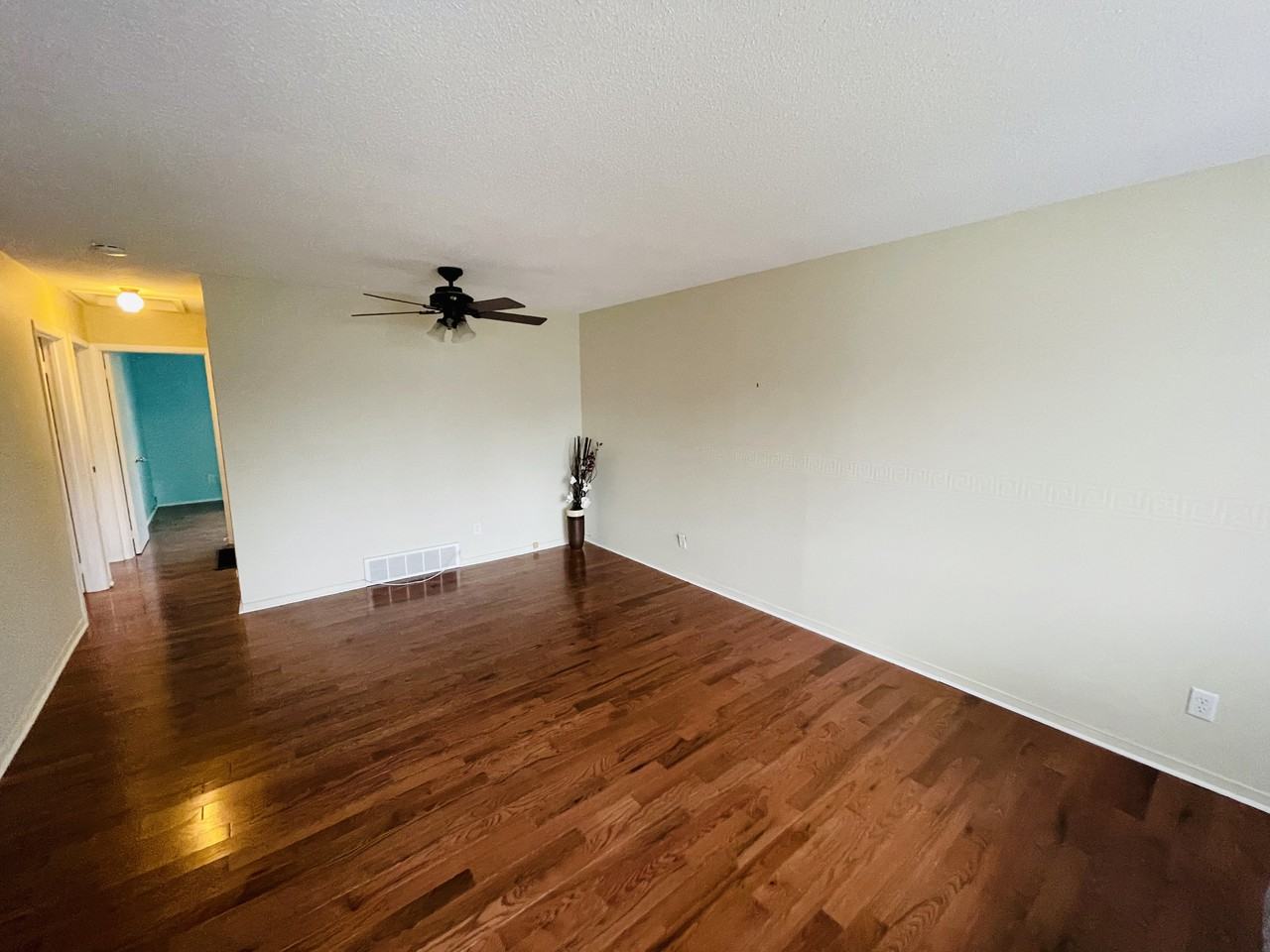 43 Binscarth Cres - Photo 2 of 9