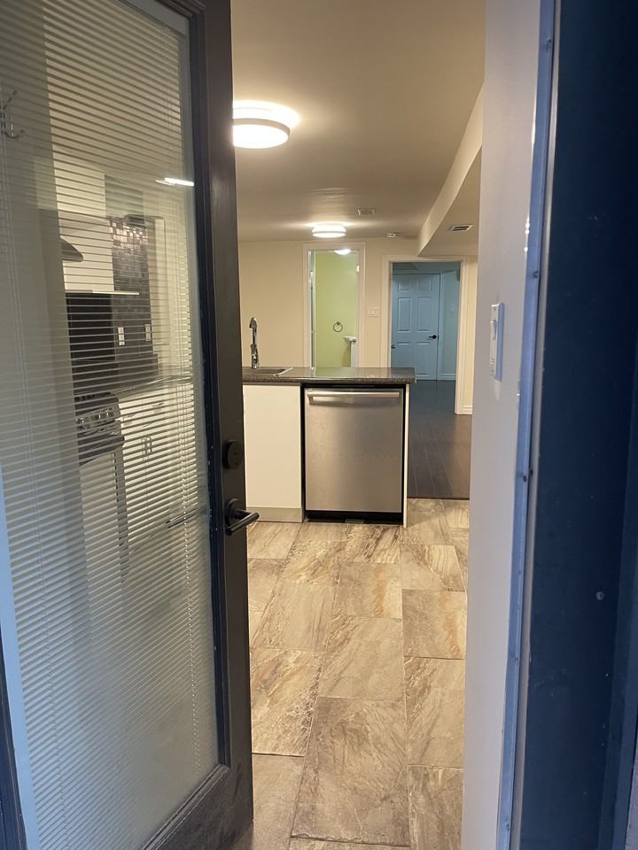 College St & Palmerston Ave - Photo 5 of 18