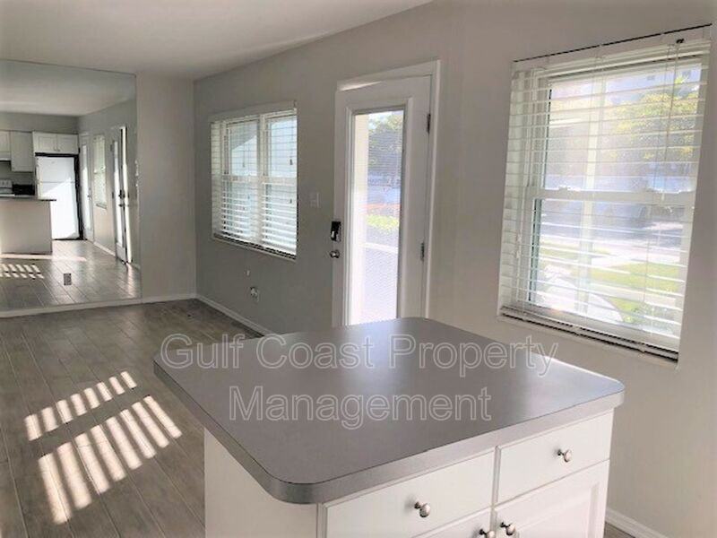 325 Golden Gate Pt #4 - Photo 3 of 11