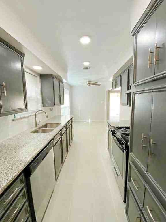 1607 Windchime Dr - Photo 3 of 23