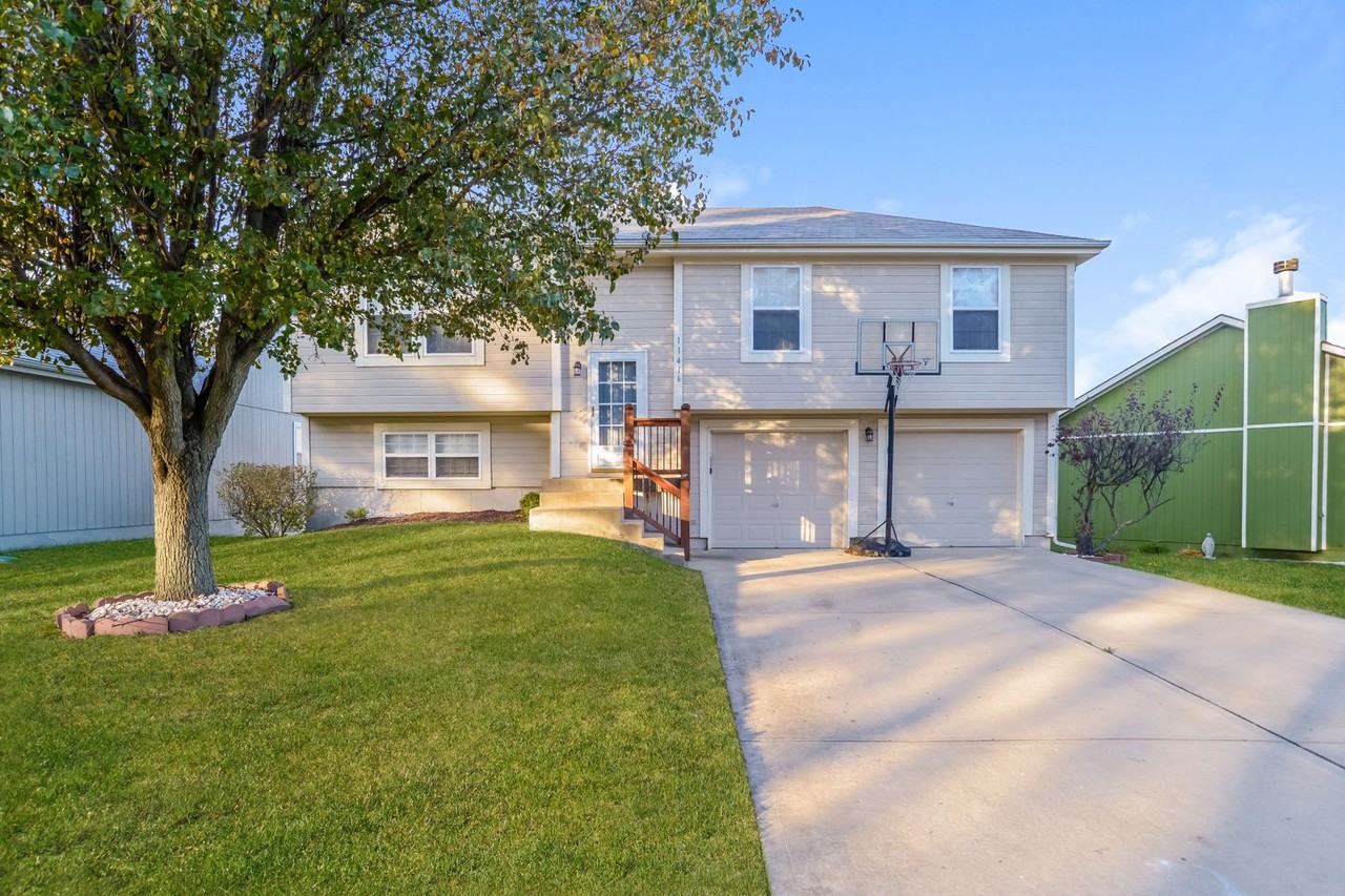 11416 N Nashua Drive Kansas City - Photo 2 of 15