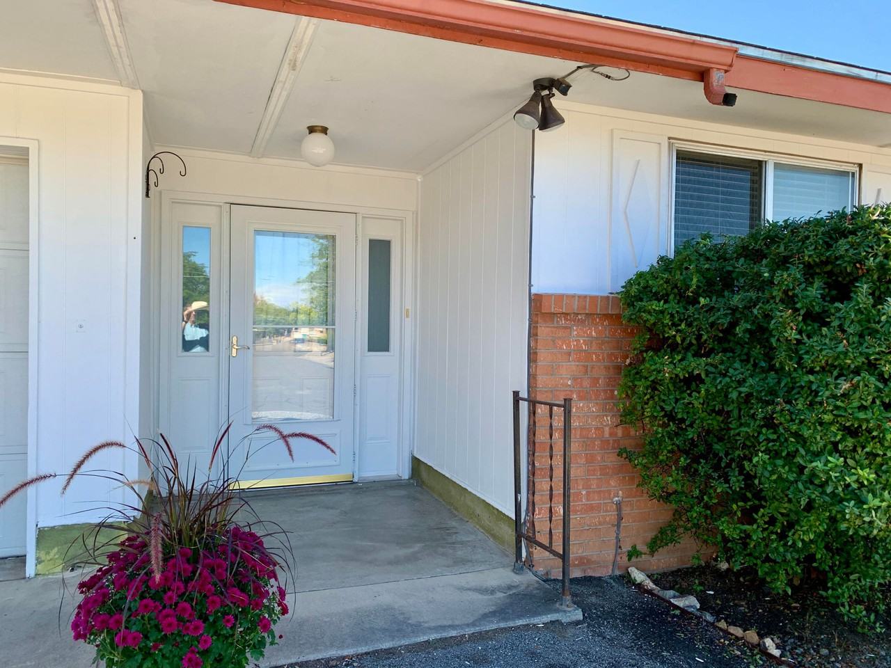 11900 Claremont Ave Ne - Photo 2 of 24