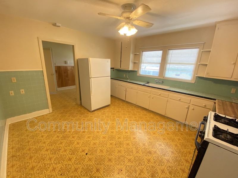 821 W Garfield St - Photo 3 of 10