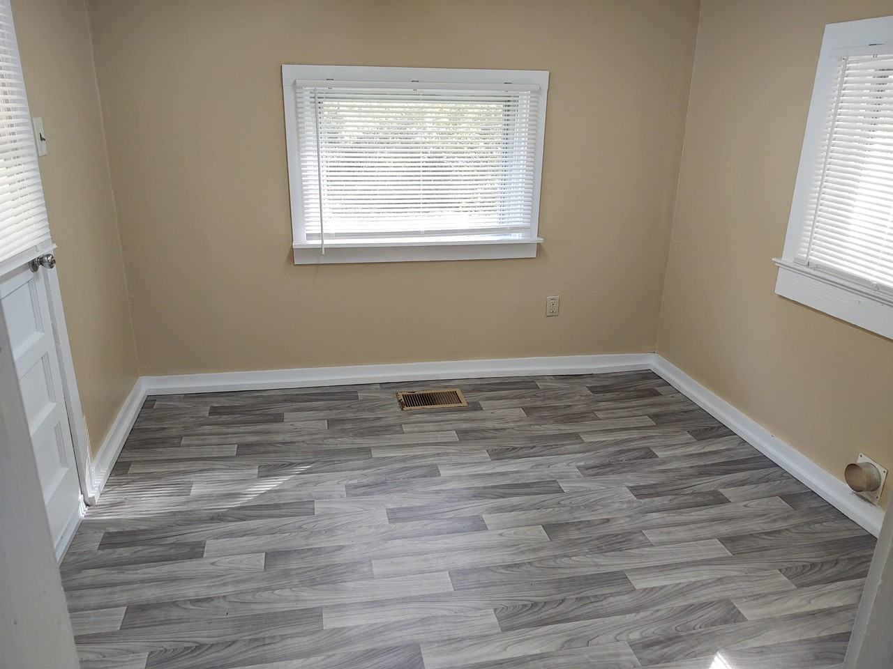 2400 Ridgecrest Dr - Photo 2 of 17