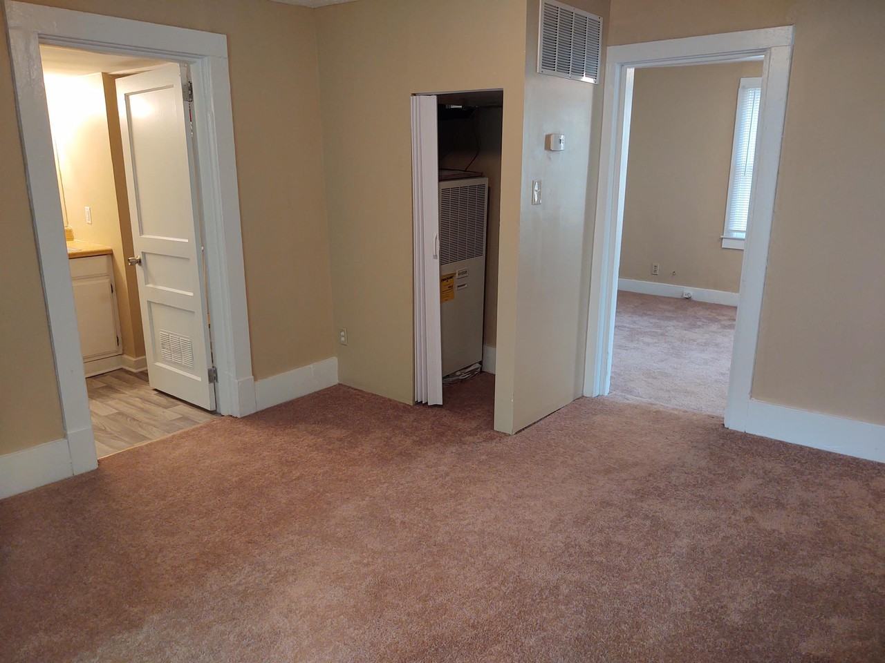 2400 Ridgecrest Dr - Photo 4 of 17