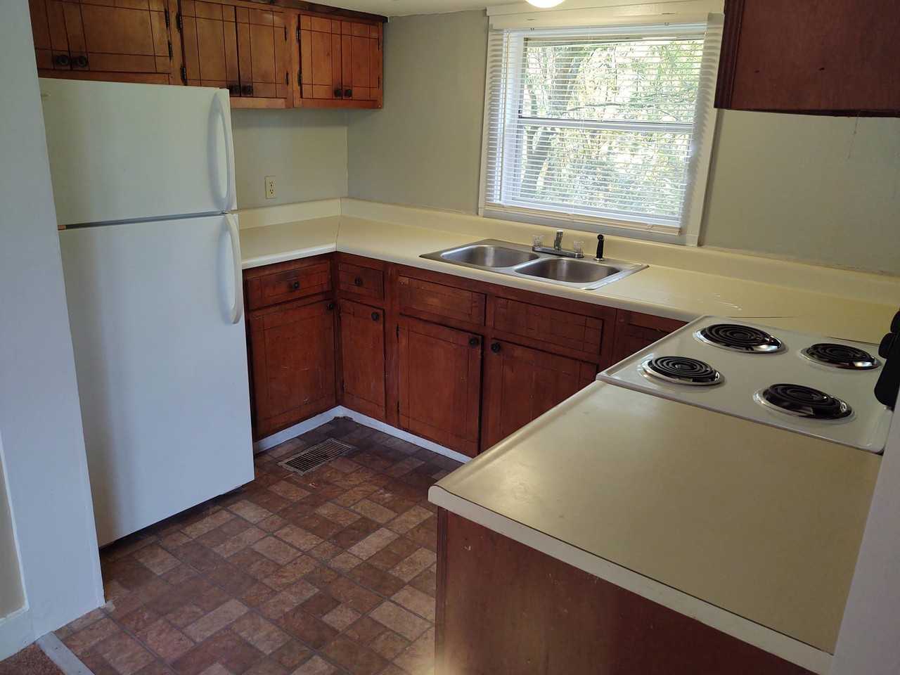 2400 Ridgecrest Dr - Photo 5 of 17