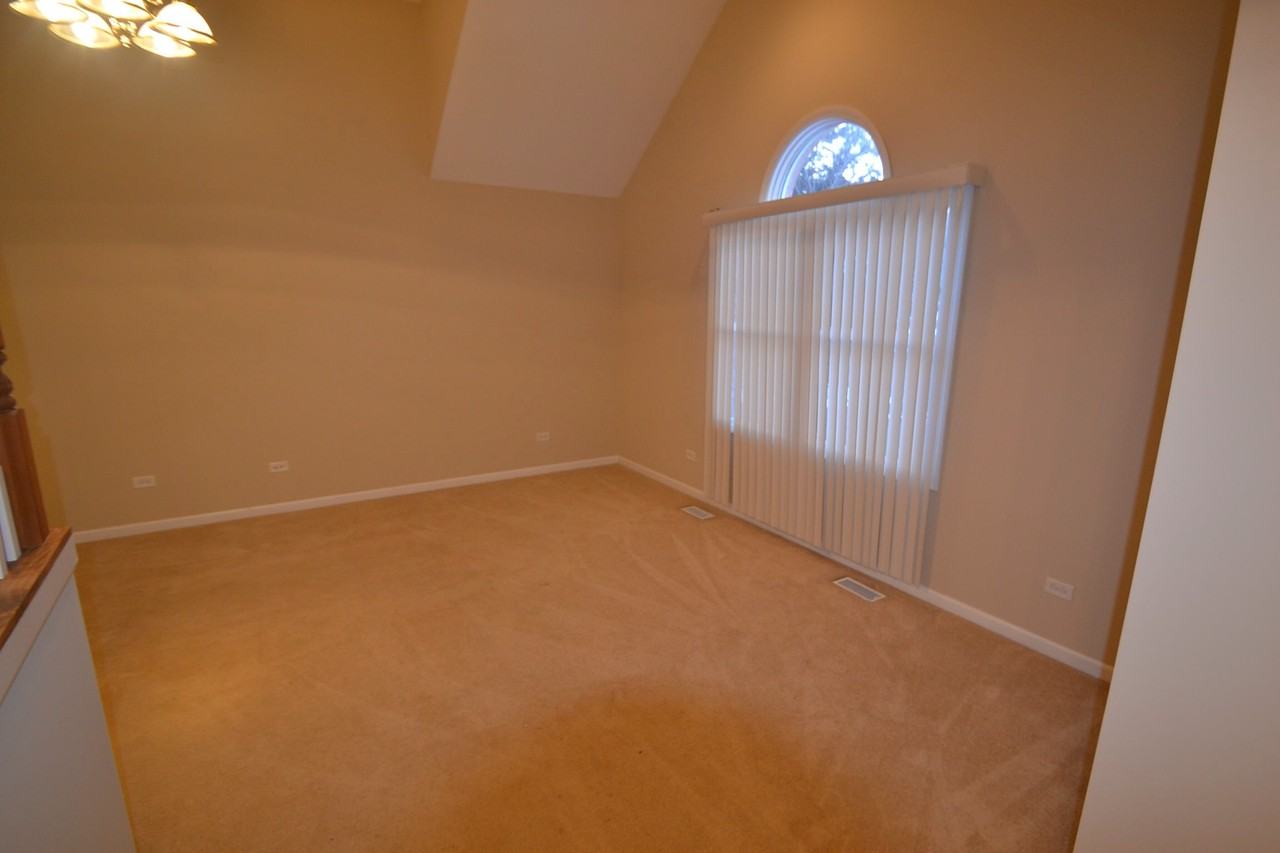 1027 Charlesworth Ave - Photo 2 of 8