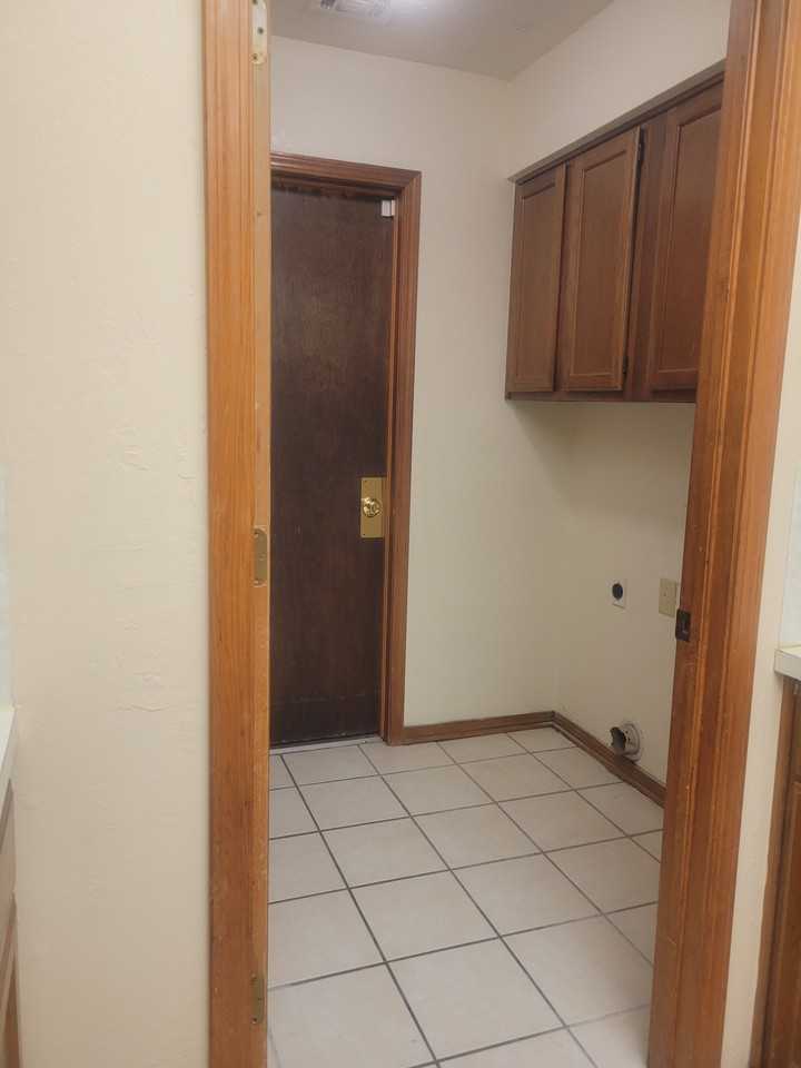 8123 Nw 120th St - Photo 3 of 10