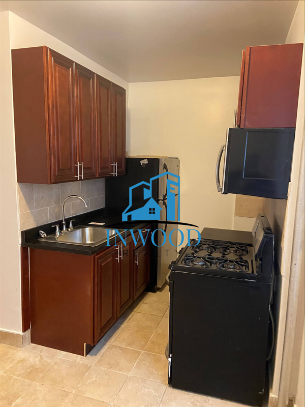 678 Waring Ave - Photo 2 of 5