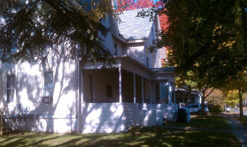547 Pine St - Photo 3 of 4