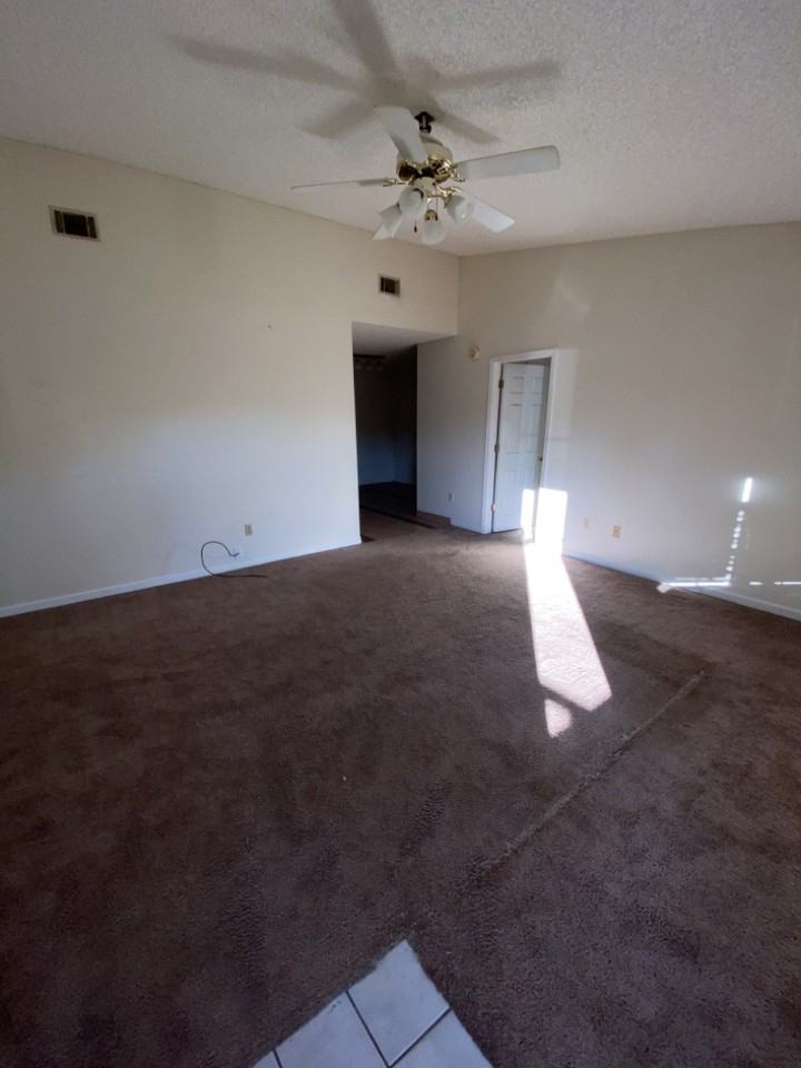 1004 Lamar Ct - Photo 2 of 15
