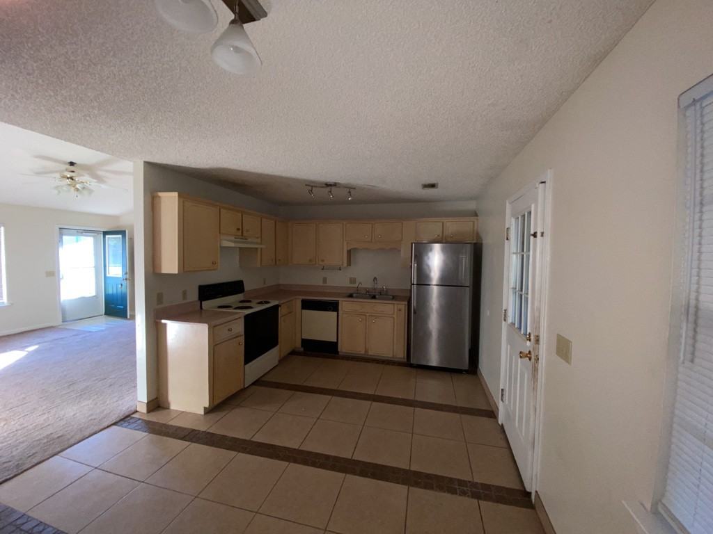 1004 Lamar Ct - Photo 3 of 15