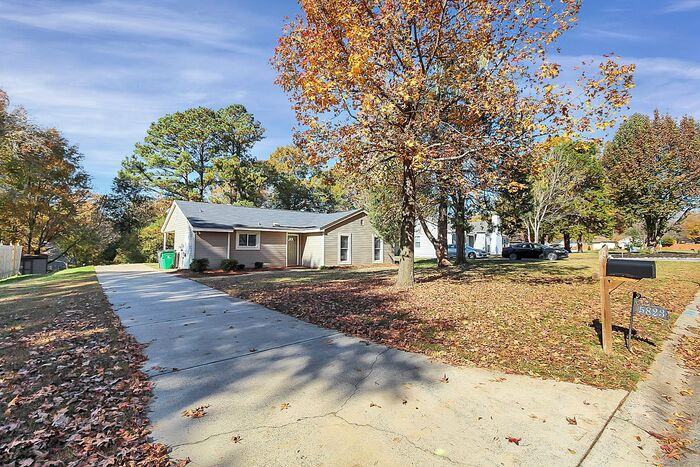 5823 Falstaff Dr - Photo 3 of 31
