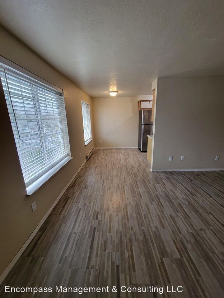 3406 30th Ave NE - Photo 3 of 8