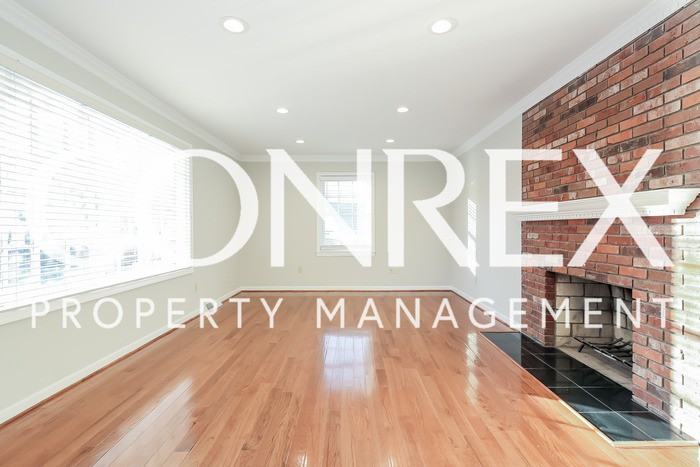 303 Sherborne Dr - Photo 2 of 9
