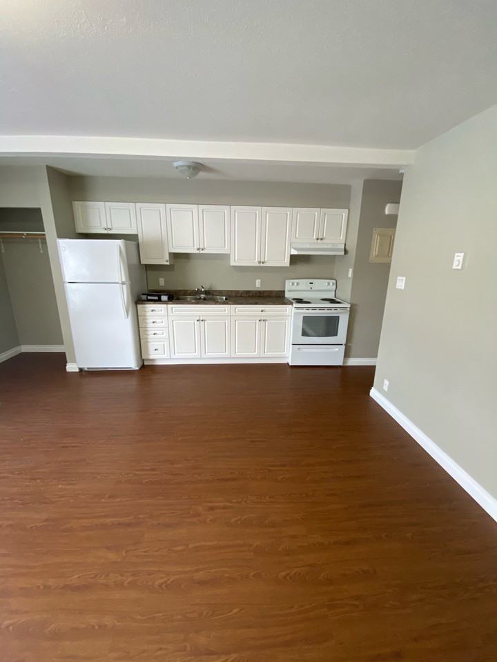 9904 95 St #4 - Photo 2 of 21