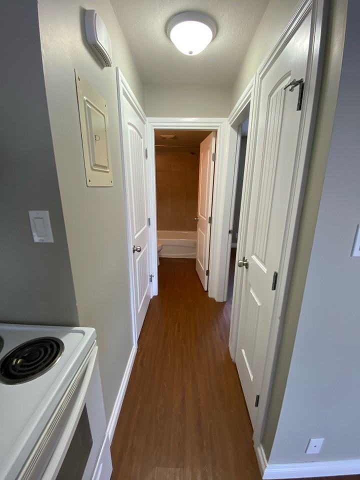 9904 95 St #4 - Photo 3 of 21