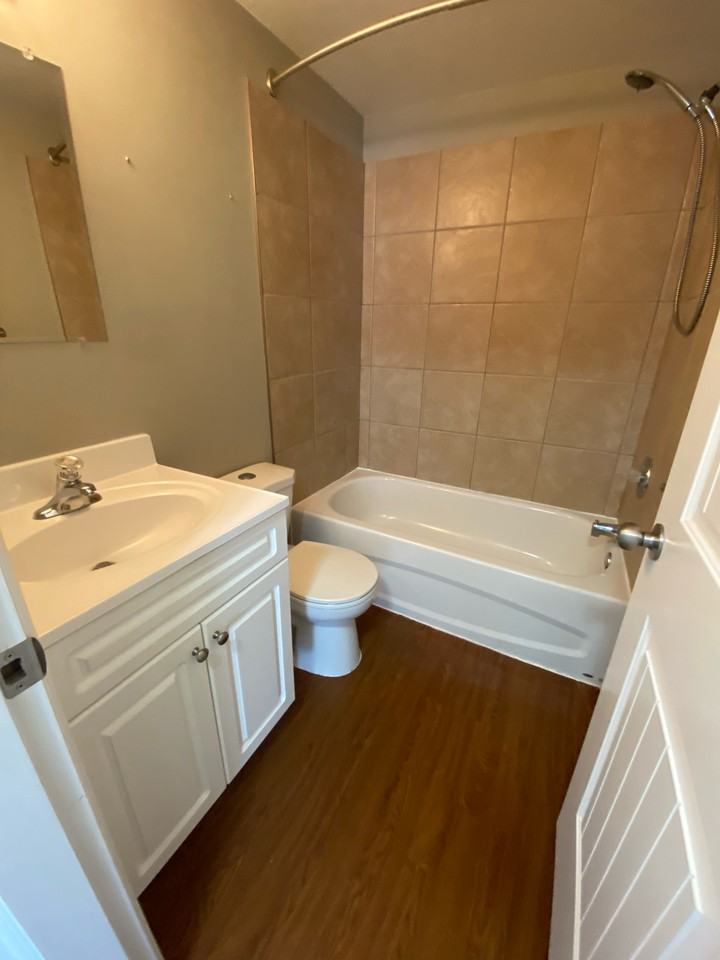 9904 95 St #4 - Photo 5 of 21