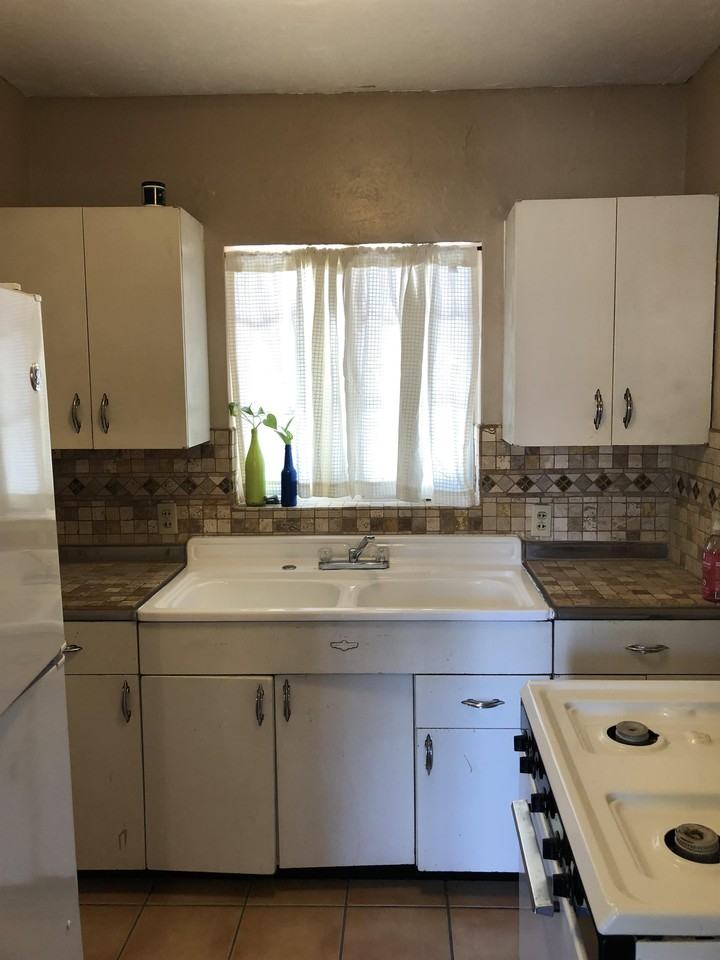 1323 E 9th St #1323 - Photo 4 of 11