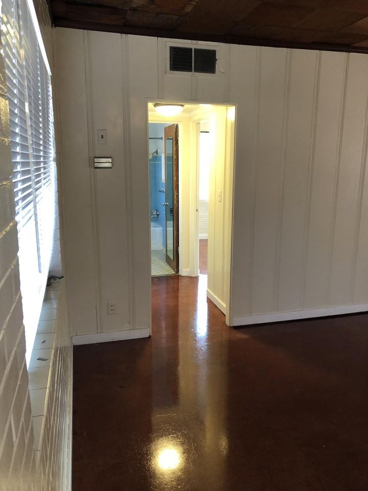 1323 E 9th St #1323 - Photo 5 of 11