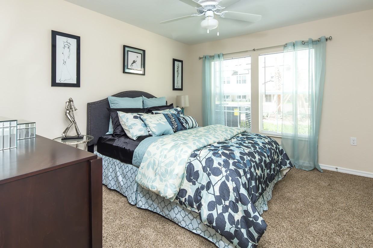 Oakwood Sarasota - Photo 2 of 14