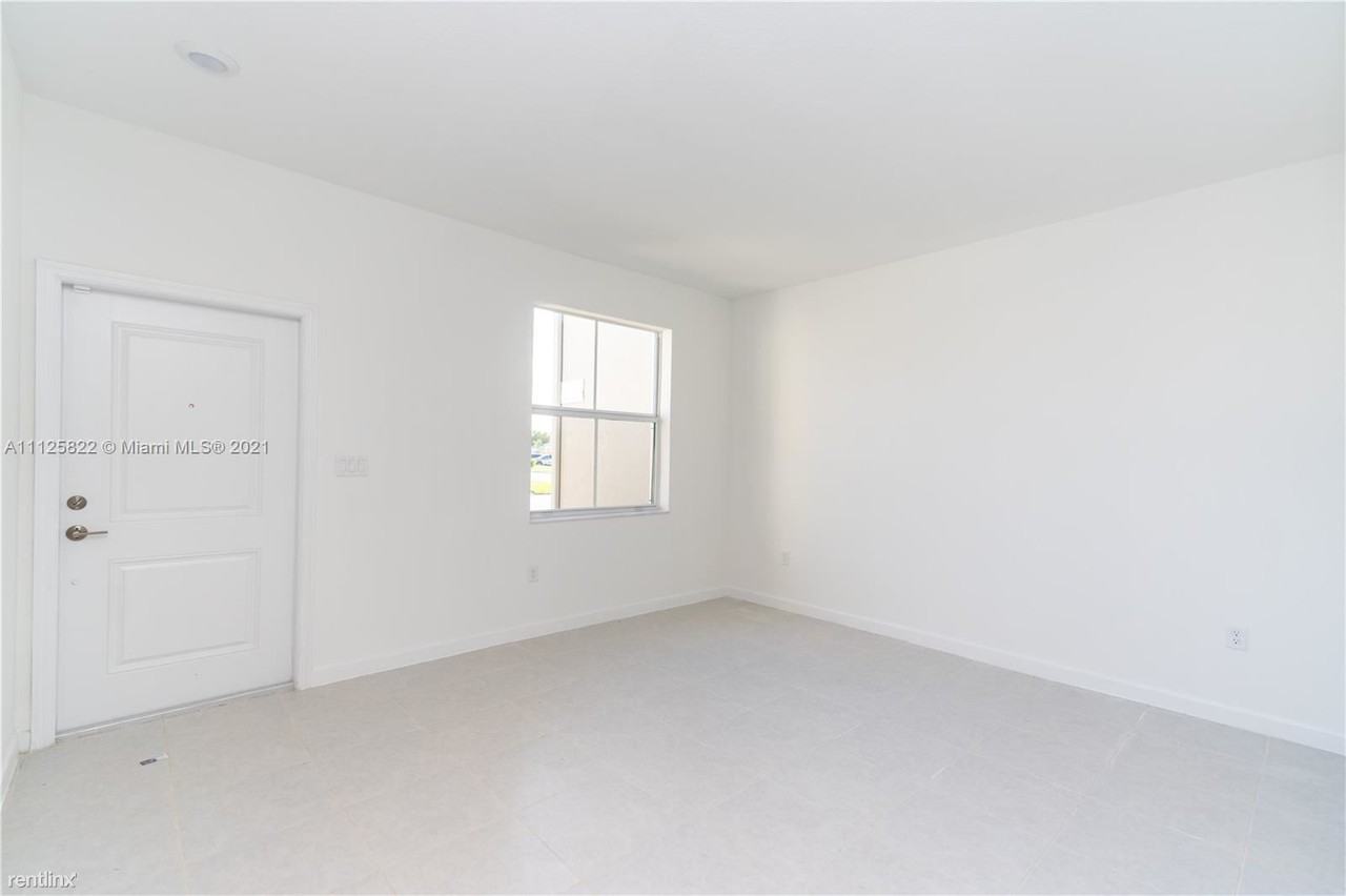 2737 Se 17th St - Photo 2 of 12