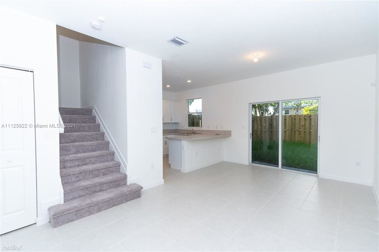 2737 Se 17th St - Photo 3 of 12