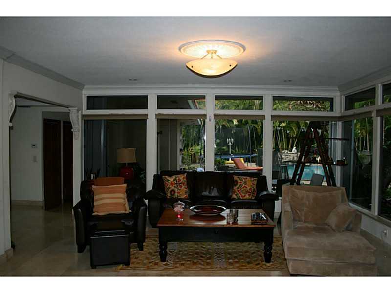 729 Saldano Ave - Photo 2 of 4