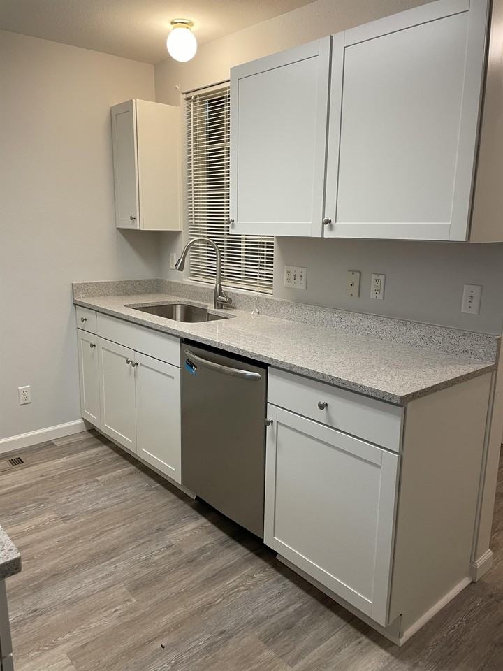 473 Ne Conifer Blvd - Photo 6 of 16