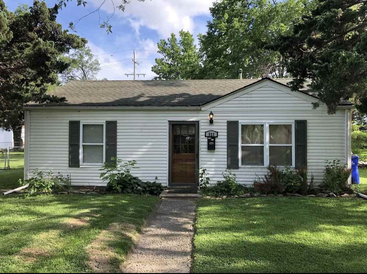 923 S Edgemere Dr #1 - Photo 2 of 2