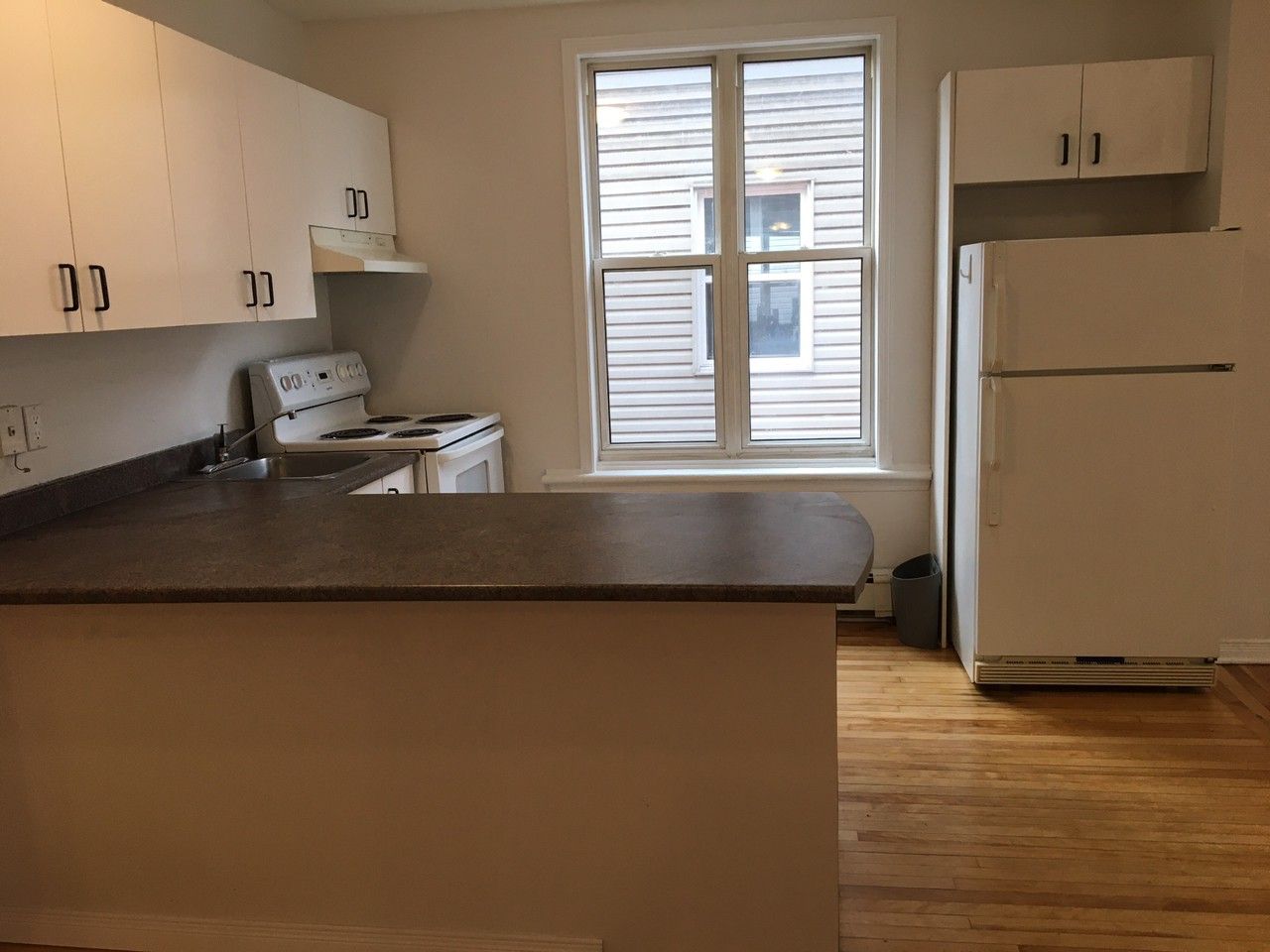 582 Lisgar St - Photo 5 of 12
