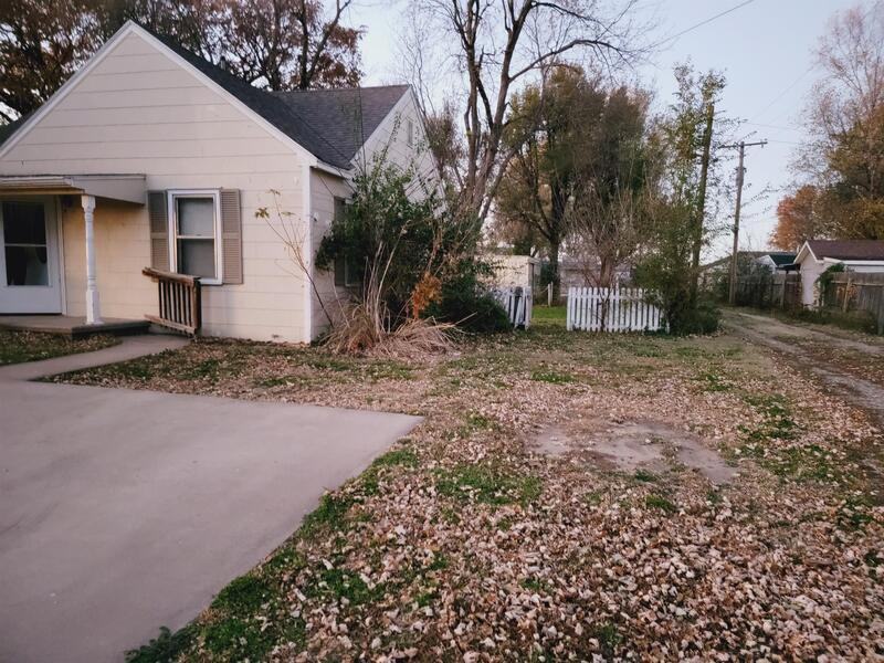 208 W 5th St - Photo 2 of 11