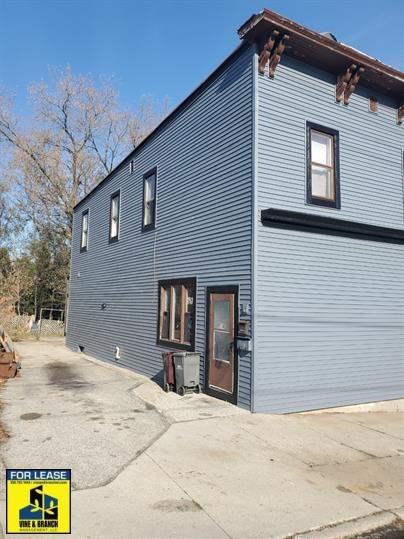 914 Division St - Photo 2 of 15