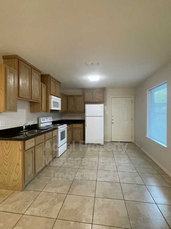 415 Pirul St #3 - Photo 3 of 9