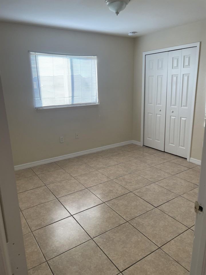 829 Ne 15th Ln #1 - Photo 5 of 10