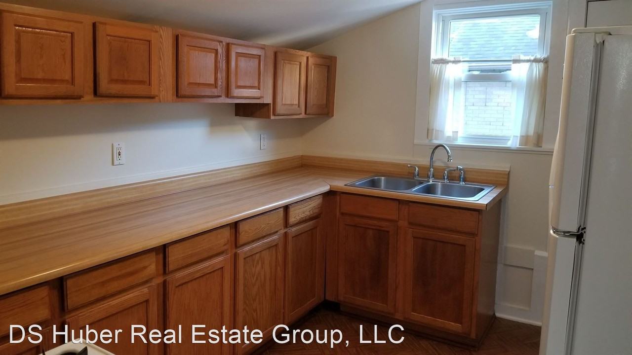 135 Lathrop St - Photo 3 of 6