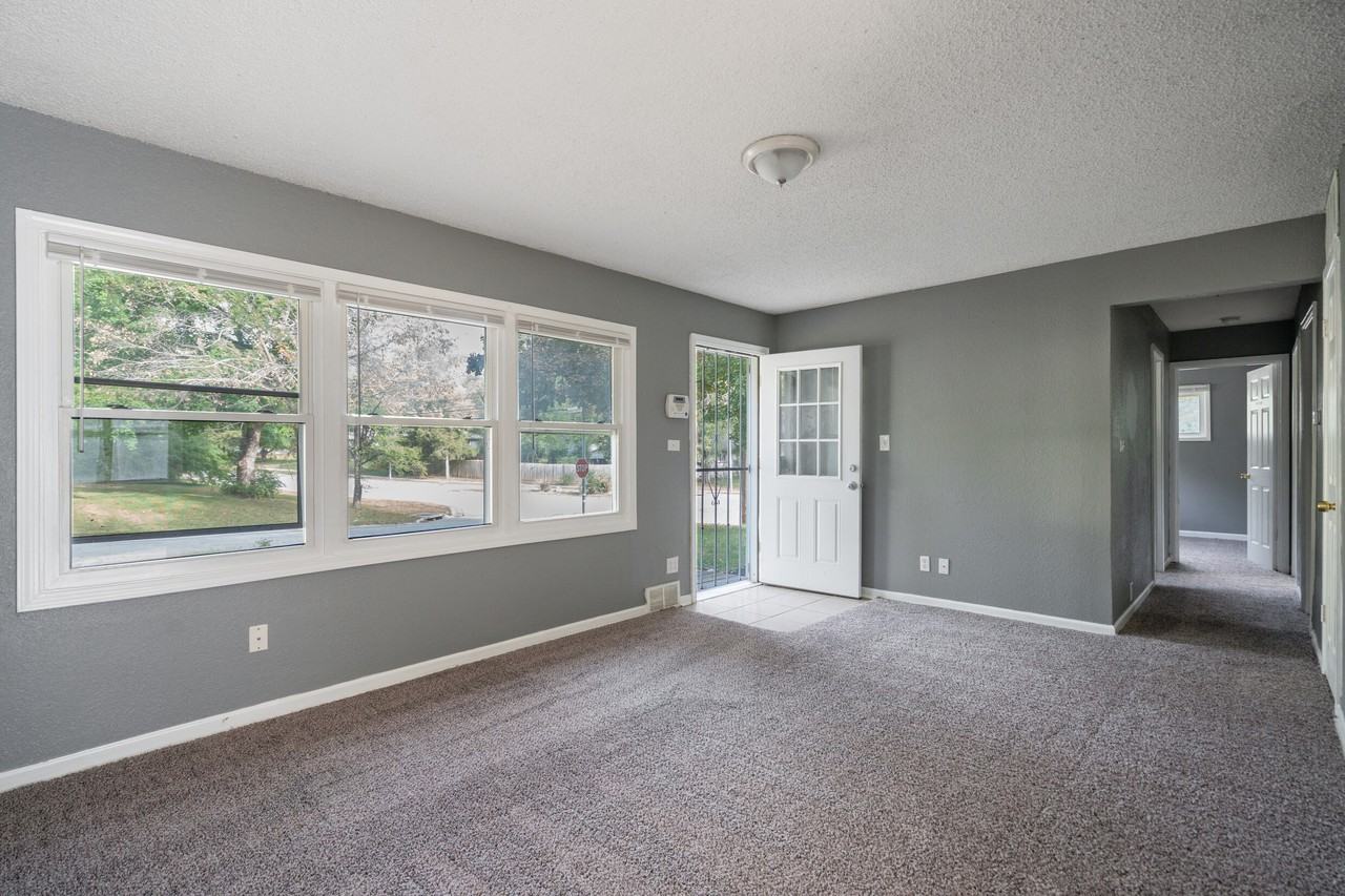 11201 Crystal Ave - Photo 2 of 12