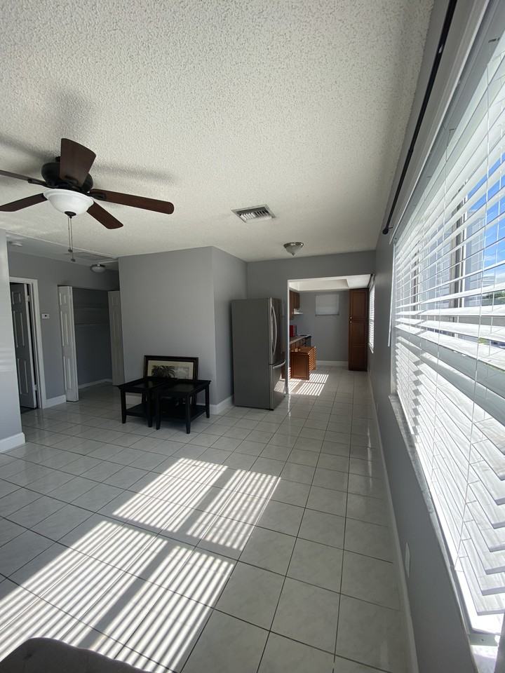 321 Sw 14th St #1 - Photo 2 of 14