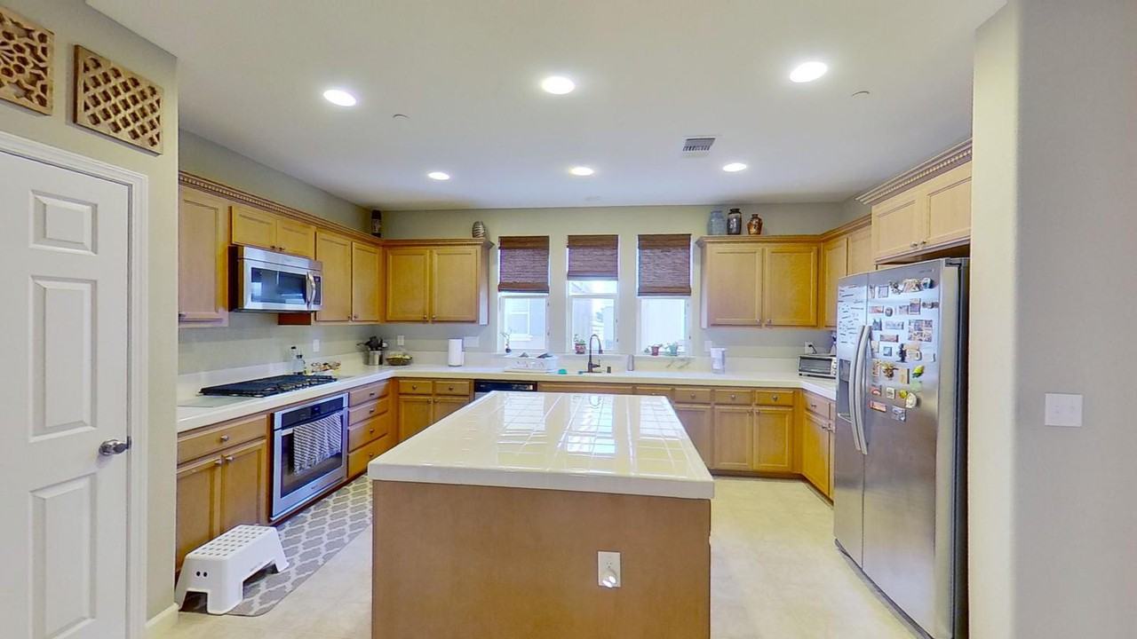 Bright & airy Hayward home near Cal State University - East Bay - Photo 2 of 20