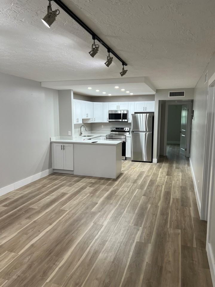 320 SE 11TH AVE - 110 #110 - Photo 2 of 11