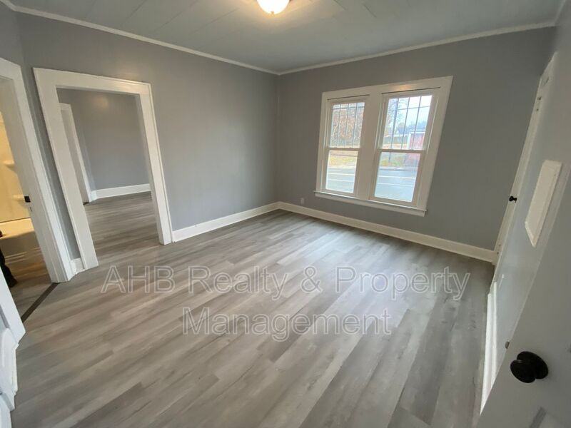426 S Beaumont Ave - Photo 2 of 11