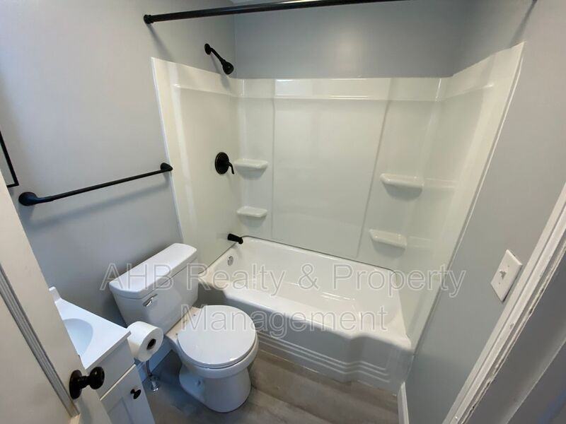 426 S Beaumont Ave - Photo 3 of 11
