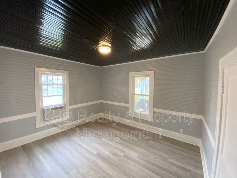 426 S Beaumont Ave - Photo 4 of 11