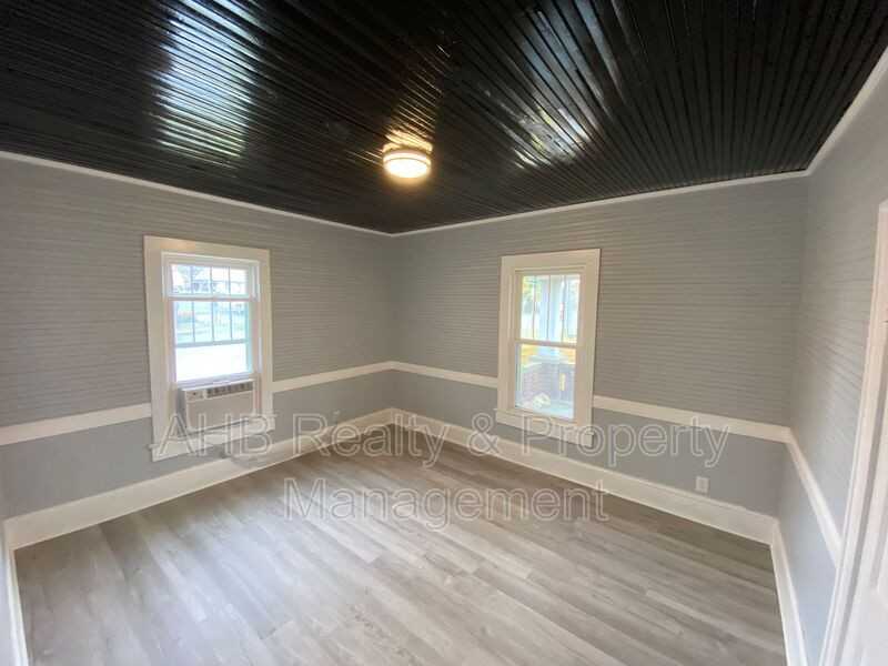 426 S Beaumont Ave - Photo 5 of 11