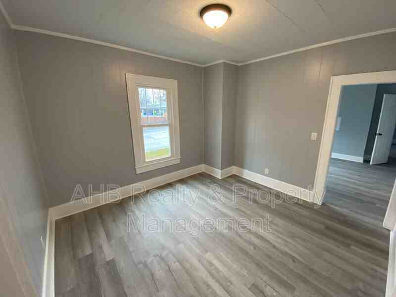 426 S Beaumont Ave - Photo 7 of 11