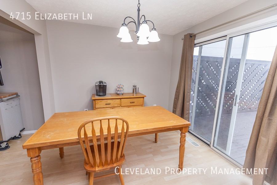 4715 Elizabeth Ln - Photo 3 of 32