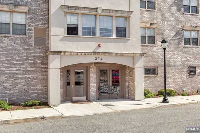 132 132 Union Avenue 402 - Photo 3 of 25